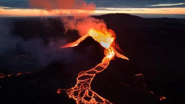 反思：汤加海底火山喷发，通信被毁全境失联